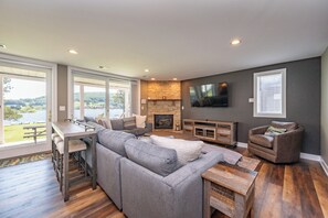 Televisión, chimenea