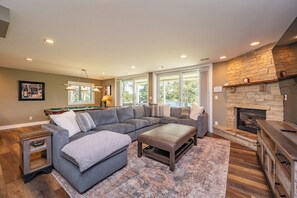 Smart TV, fireplace - Chic Lakefront Retreat w/ Dock, Hot Tub & Fire Pit (McHenry)