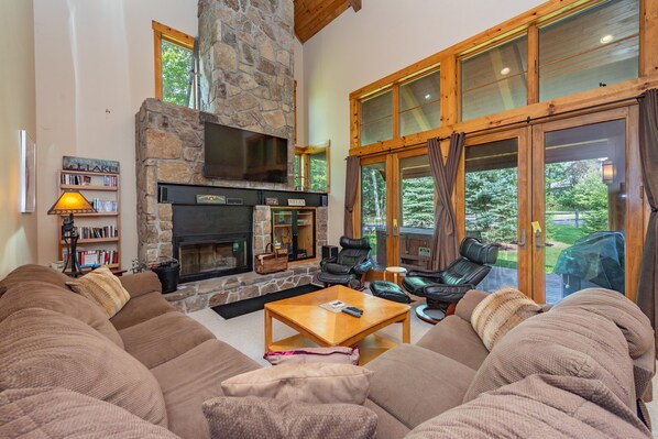 Een smart-tv, een open haard, een dvd-speler en een tafeltennistafel