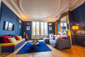 Smart TV, offices - Luxury family apartment (Paris)