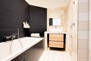 Hair dryer, towels, soap, shampoo - Luxury family apartment (Paris)