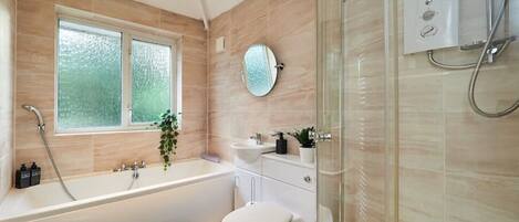 Serviettes fournies, savon, papier de toilette