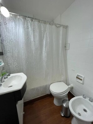 Serviettes fournies, savon, papier toilette
