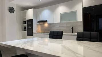 Een koelkast, een magnetron, een oven, een kookplaat