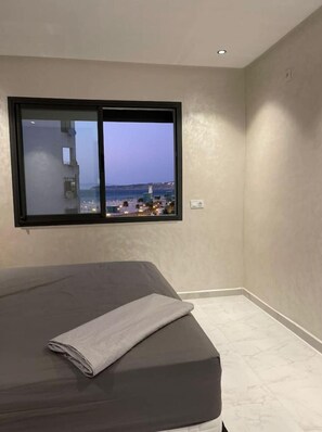 1 habitación, insonorización y tabla de planchar con plancha 