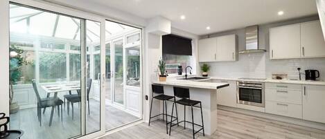 Een koelkast, een microgolfoven, een oven, een kookplaat