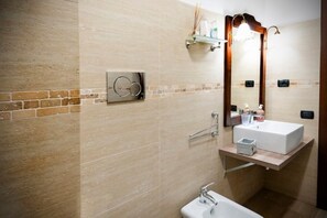Een douche, een haardroger, een bidet, handdoeken