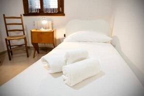 3 habitaciones, escritorio, tabla de planchar con plancha y wifi gratis 