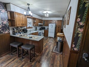 Een koelkast, een magnetron, een oven, een kookplaat