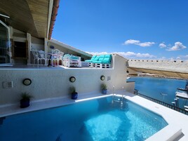 季节性开放的室外游泳池