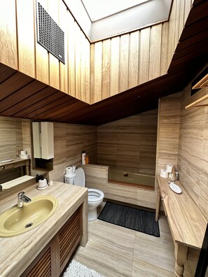 Suite Deluxe | Salle de bain | SĂšche-cheveux, serviettes fournies, savon, shampoing
