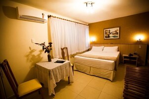 Escritorio, espacio para trabajar con laptop y wifi gratis 