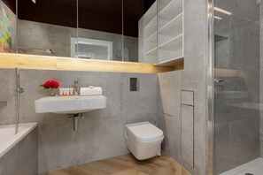 Shower, towels - Spacious and Cozy Apartament by Renters (Warsaw)