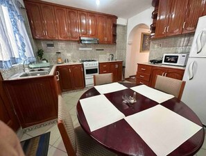 Refrigerador, microondas, lavavajillas y cafetera y tetera 