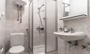 Secadora de cabello, toallas, jabón, papel de baño