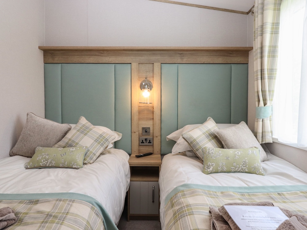 HAZEL LODGE, pet friendly, country holiday cottage in Newton Abbot