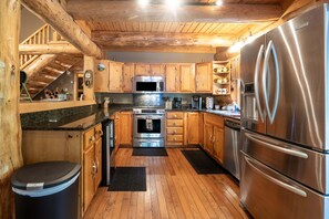 冷蔵庫、電子レンジ、オーブン、コンロ