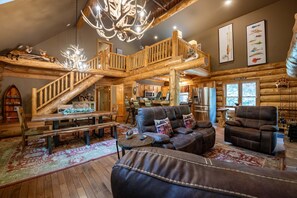 スマートテレビ、暖炉、書庫、PC モニター