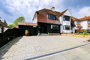 Exterior - Cosy Studio flat near hospital - Pass the Keys (Westcliff-on-Sea)