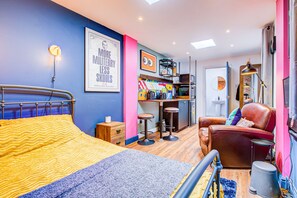 1 dormitorio, tabla de planchar con plancha, wifi gratis y ropa de cama