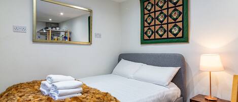 1 غرفة نوم ومكواة/لوح كي وواي فاي مجانًا وملاءات أسرّة