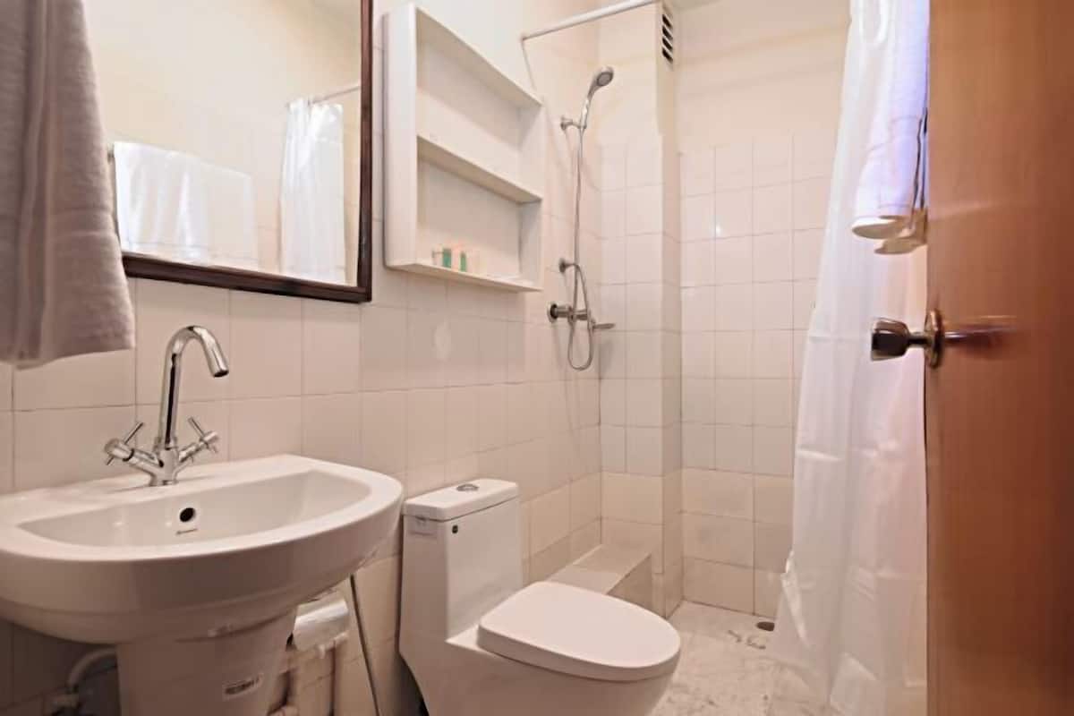 Badezimmer | Dusche, Regendusche, kostenlose Toilettenartikel, Haartrockner