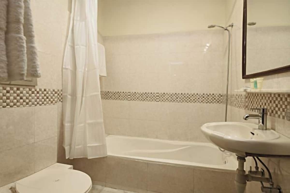 Badezimmer | Dusche, Regendusche, kostenlose Toilettenartikel, Haartrockner