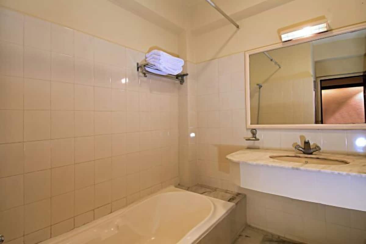 Badezimmer | Dusche, Regendusche, kostenlose Toilettenartikel, Haartrockner