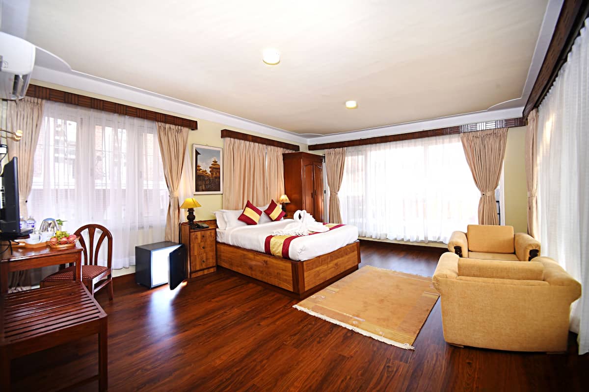 Deluxe-Doppel- oder -Zweibettzimmer, Balkon | Hochwertige Bettwaren, Schreibtisch, kostenloses WLAN, Bettwäsche