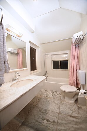 Shower, rainfall showerhead, free toiletries, hair dryer - Nirvana Boutique Hotel (Kathmandu)