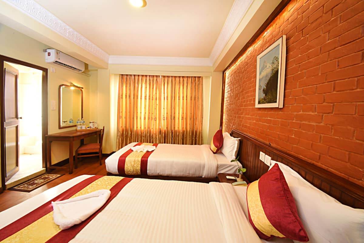 Deluxe-Doppel- oder -Zweibettzimmer, Badewanne | Hochwertige Bettwaren, Schreibtisch, kostenloses WLAN, Bettwäsche