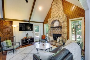 House (3 Bedrooms) | Interior - Overland Park Home w/ Fenced-in Yard & Gas Grill! (Overland Park)