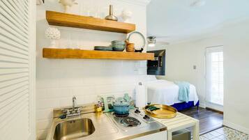 Microwave, cookware/dishes/utensils