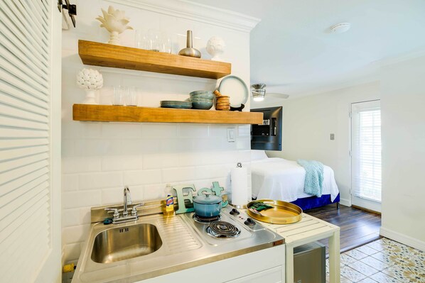 Microwave, cookware/dishes/utensils - Texas Studio w/ Pool Access, 1 Mi to Tdecu Stadium (Houston)