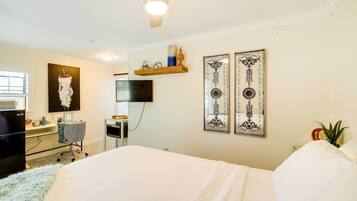 Iron/ironing board, bed sheets