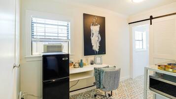 Microwave, cookware/dishes/utensils