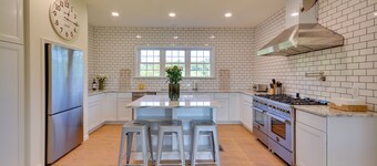 Timeless Hillsville Farmhouse: Blue Ridge Parkway!