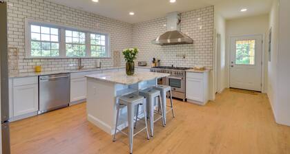 Timeless Hillsville Farmhouse: Blue Ridge Parkway!