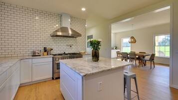 House (6 Bedrooms) | Interior