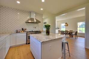 House (6 Bedrooms) | Interior