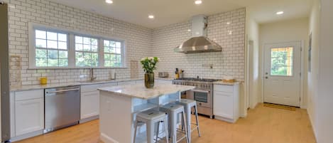 House (6 Bedrooms) | Interior