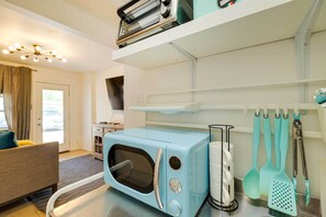 Interior - Houston Studio w/ Outdoor Oasis + Pool! (Houston)