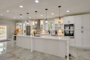 House (6 Bedrooms) | Interior