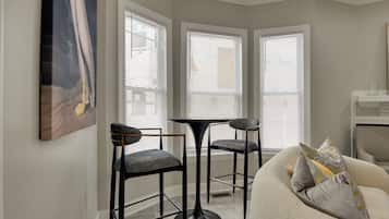 House (6 Bedrooms) | Interior