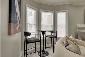 House (6 Bedrooms) | Interior