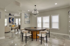 House (6 Bedrooms) | Interior