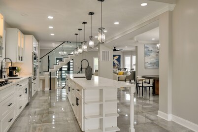 5 Mi to Inner Harbor: Expansive Family Getaway