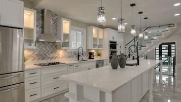 House (6 Bedrooms) | Interior