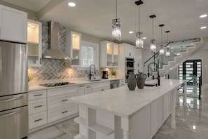 House (6 Bedrooms) | Interior