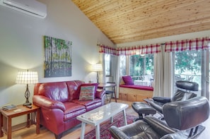 Cottage (1 Bedroom) | Interior - Lakefront Snohomish Cottage w/ Private Dock! (Snohomish)